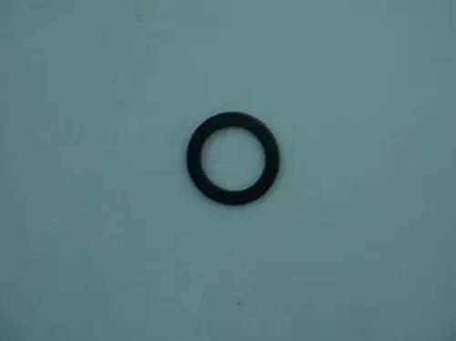 Schwarze Dichtung auf weißem Hintergrund, möglicherweise aus EPDM-Material. Die Dichtung gehört zu einem Produkt von Remeha.